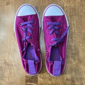 Size 1 purple converse girls shoes.